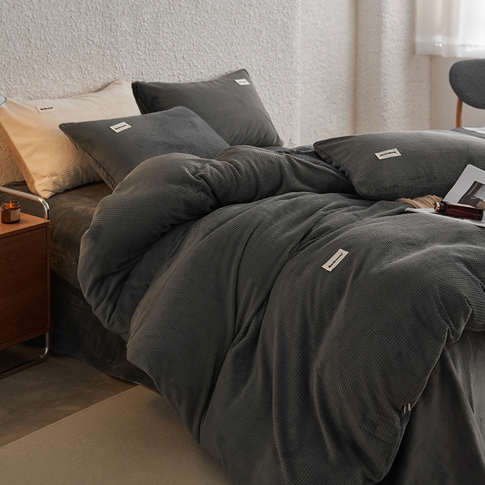 91家纺网 家纺一手货源 找家纺 眠博士 2025新款华夫格剪花牛奶绒加厚保暖四件套 华夫格剪花-深灰