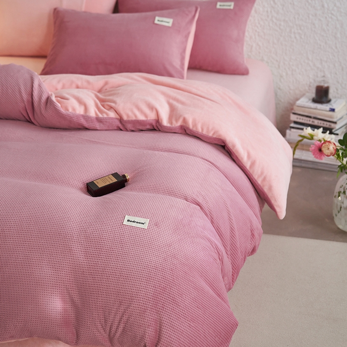 91家纺网 家纺一手货源 找家纺 眠博士 2025新款华夫格剪花牛奶绒加厚保暖四件套 华夫格剪花-豆沙-粉