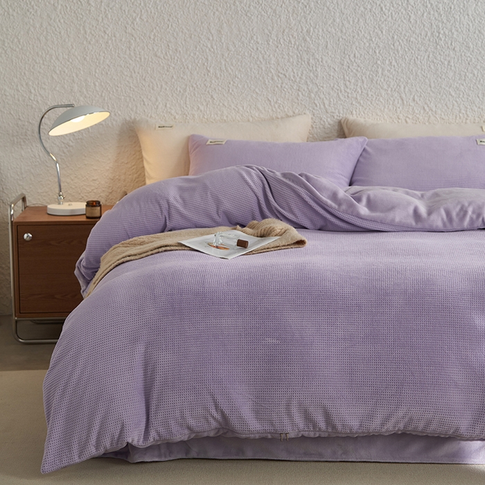 91家纺网 家纺一手货源 找家纺 眠博士 2025新款华夫格剪花牛奶绒加厚保暖四件套 华夫格剪花-丁香紫
