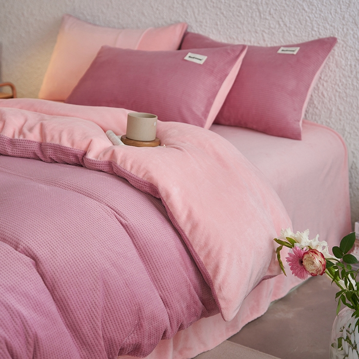 91家纺网 家纺一手货源 找家纺 眠博士 2025新款华夫格剪花牛奶绒加厚保暖四件套 华夫格剪花-豆沙-粉