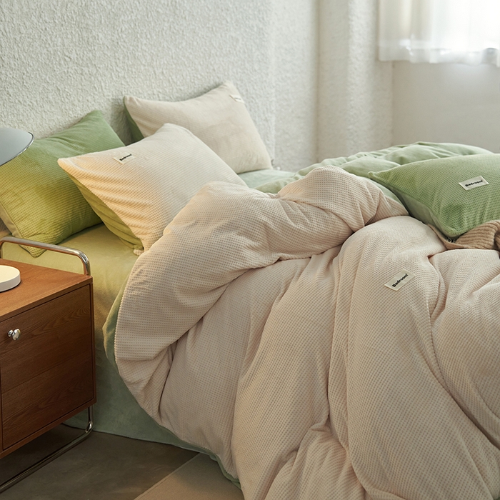 91家纺网 家纺一手货源 找家纺 眠博士 2025新款华夫格剪花牛奶绒加厚保暖四件套 华夫格剪花-白-绿