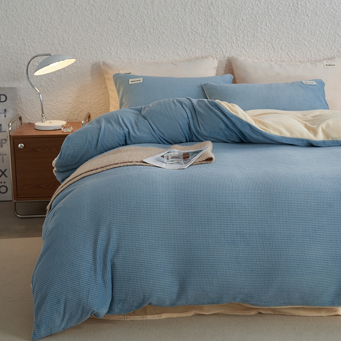 91家纺网 家纺一手货源 找家纺 眠博士 2025新款华夫格剪花牛奶绒加厚保暖四件套 华夫格剪花-蓝-黄