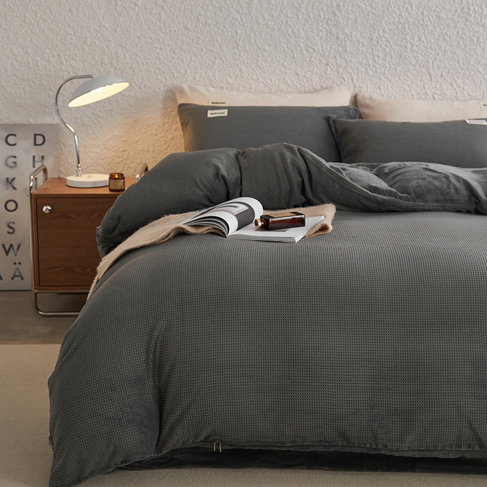 91家纺网 家纺一手货源 找家纺 眠博士 2025新款华夫格剪花牛奶绒加厚保暖四件套 华夫格剪花-深灰