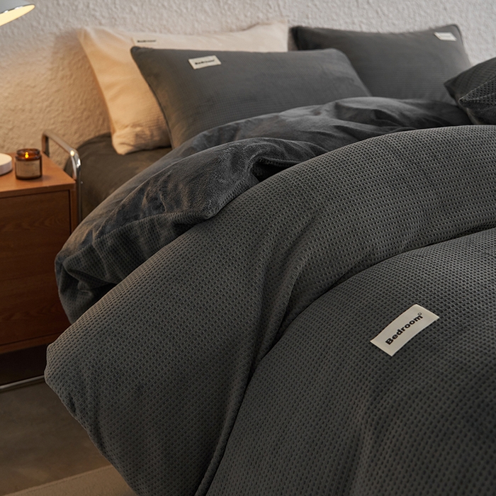 91家纺网 家纺一手货源 找家纺 眠博士 2025新款华夫格剪花牛奶绒加厚保暖四件套 华夫格剪花-深灰