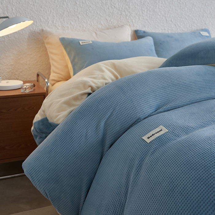 91家纺网 家纺一手货源 找家纺 眠博士 2025新款华夫格剪花牛奶绒加厚保暖四件套 华夫格剪花-蓝-黄