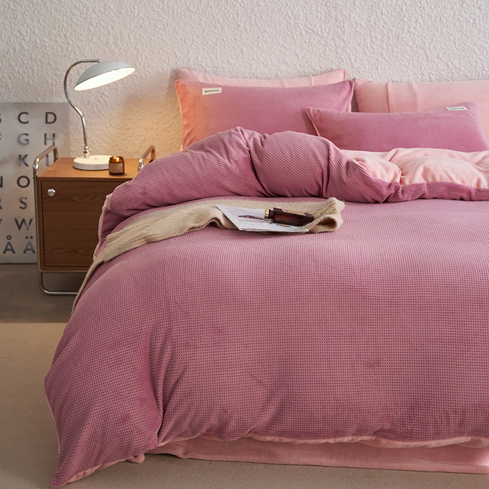 91家纺网 家纺一手货源 找家纺 眠博士 2025新款华夫格剪花牛奶绒加厚保暖四件套 华夫格剪花-豆沙-粉