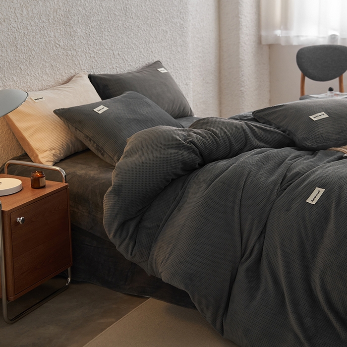 91家纺网 家纺一手货源 找家纺 眠博士 2025新款华夫格剪花牛奶绒加厚保暖四件套 华夫格剪花-深灰