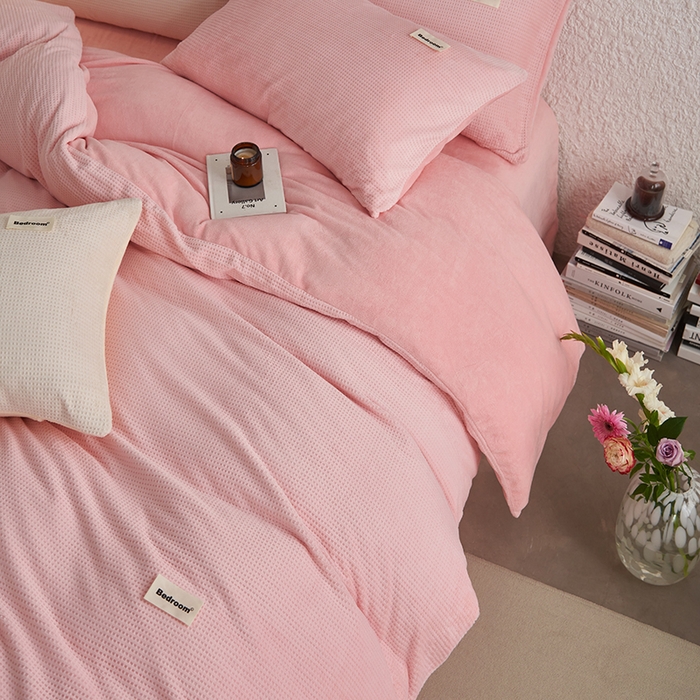 91家纺网 家纺一手货源 找家纺 眠博士 2025新款华夫格剪花牛奶绒加厚保暖四件套 华夫格剪花-粉色