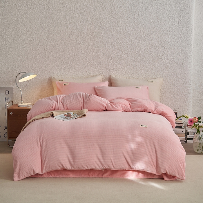 91家纺网 家纺一手货源 找家纺 眠博士 2025新款华夫格剪花牛奶绒加厚保暖四件套 华夫格剪花-粉色