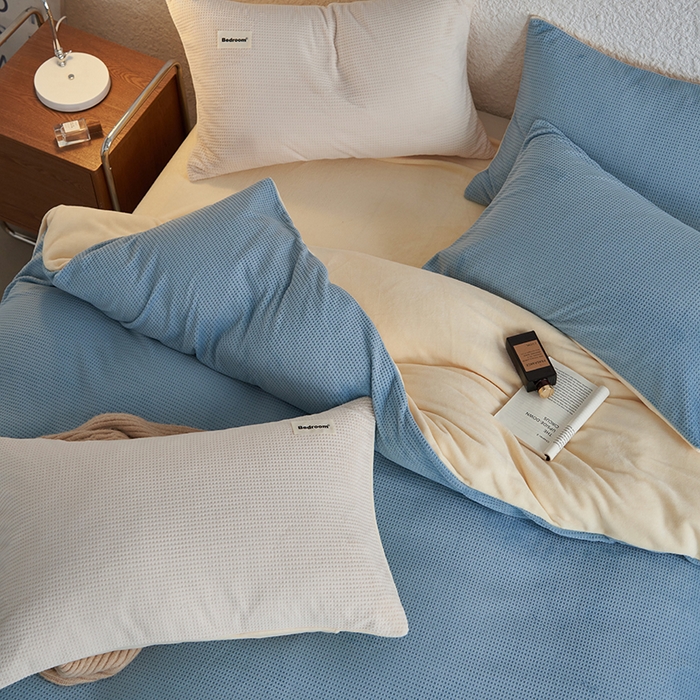 91家纺网 家纺一手货源 找家纺 眠博士 2025新款华夫格剪花牛奶绒加厚保暖四件套 华夫格剪花-蓝-黄