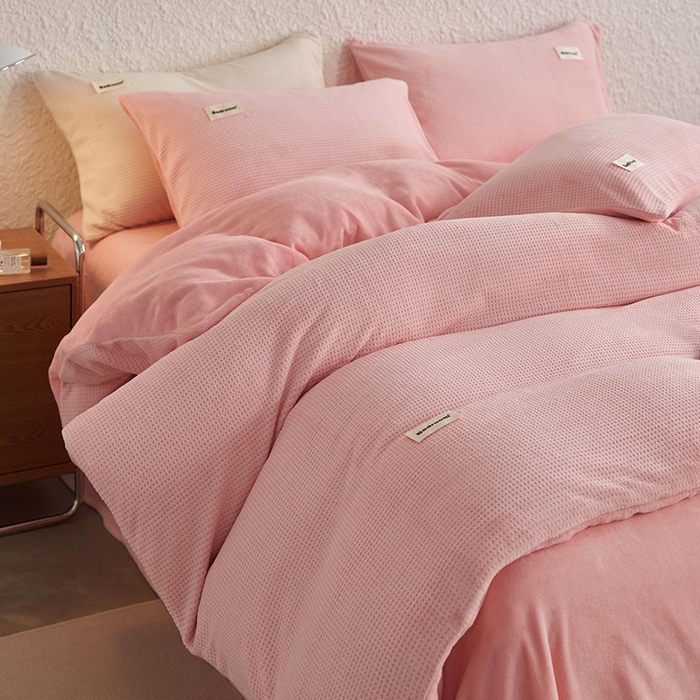 91家纺网 家纺一手货源 找家纺 眠博士 2025新款华夫格剪花牛奶绒加厚保暖四件套 华夫格剪花-粉色