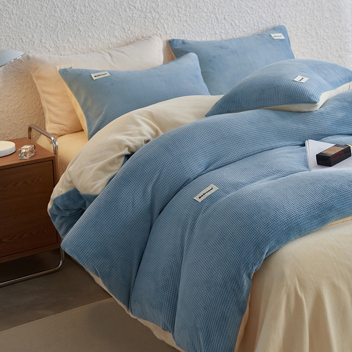 91家纺网 家纺一手货源 找家纺 眠博士 2025新款华夫格剪花牛奶绒加厚保暖四件套 华夫格剪花-蓝-黄