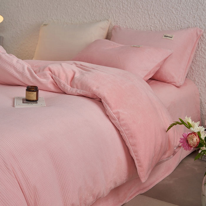 91家纺网 家纺一手货源 找家纺 眠博士 2025新款华夫格剪花牛奶绒加厚保暖四件套 华夫格剪花-粉色