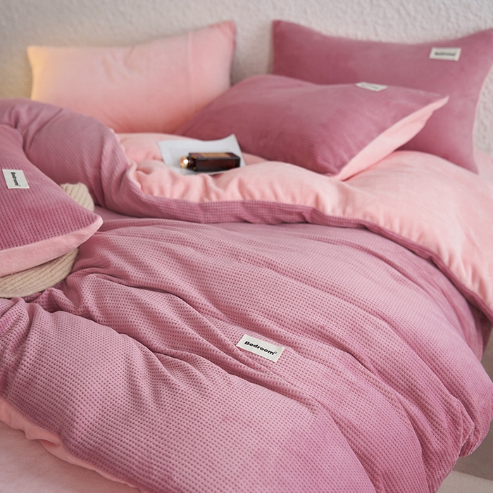 91家纺网 家纺一手货源 找家纺 眠博士 2025新款华夫格剪花牛奶绒加厚保暖四件套 华夫格剪花-豆沙-粉