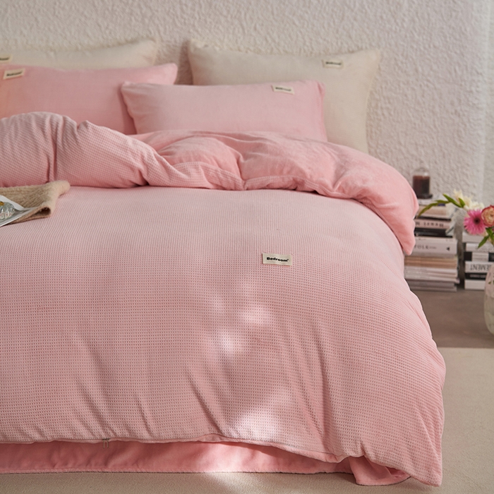 91家纺网 家纺一手货源 找家纺 眠博士 2025新款华夫格剪花牛奶绒加厚保暖四件套 华夫格剪花-粉色