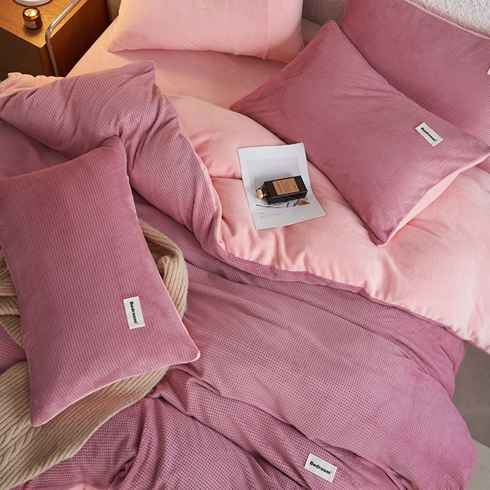 91家纺网 家纺一手货源 找家纺 眠博士 2025新款华夫格剪花牛奶绒加厚保暖四件套 华夫格剪花-豆沙-粉