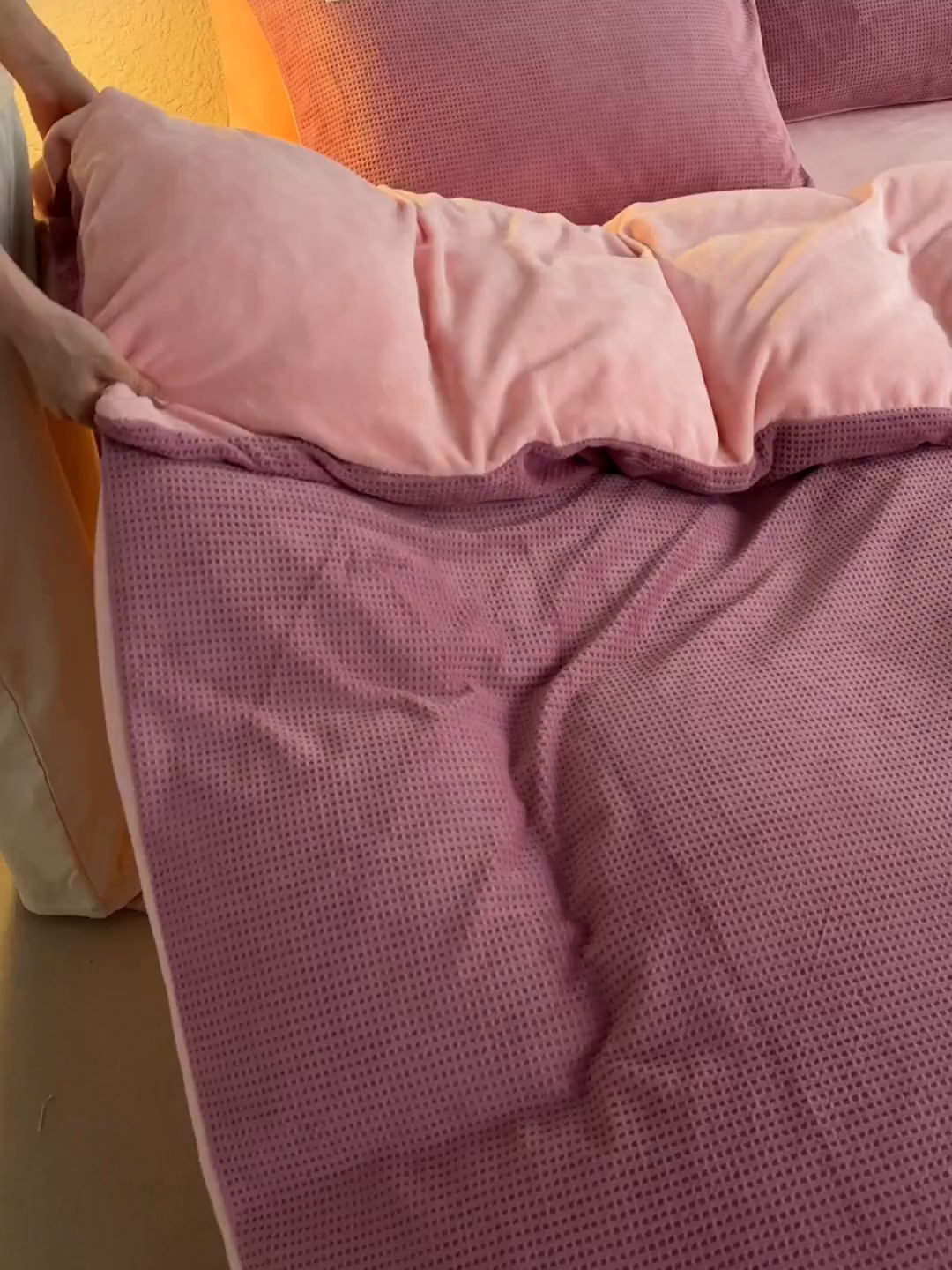 91家纺网 家纺一手货源 找家纺 眠博士 2025新款华夫格剪花牛奶绒加厚保暖四件套 华夫格剪花-豆沙-粉