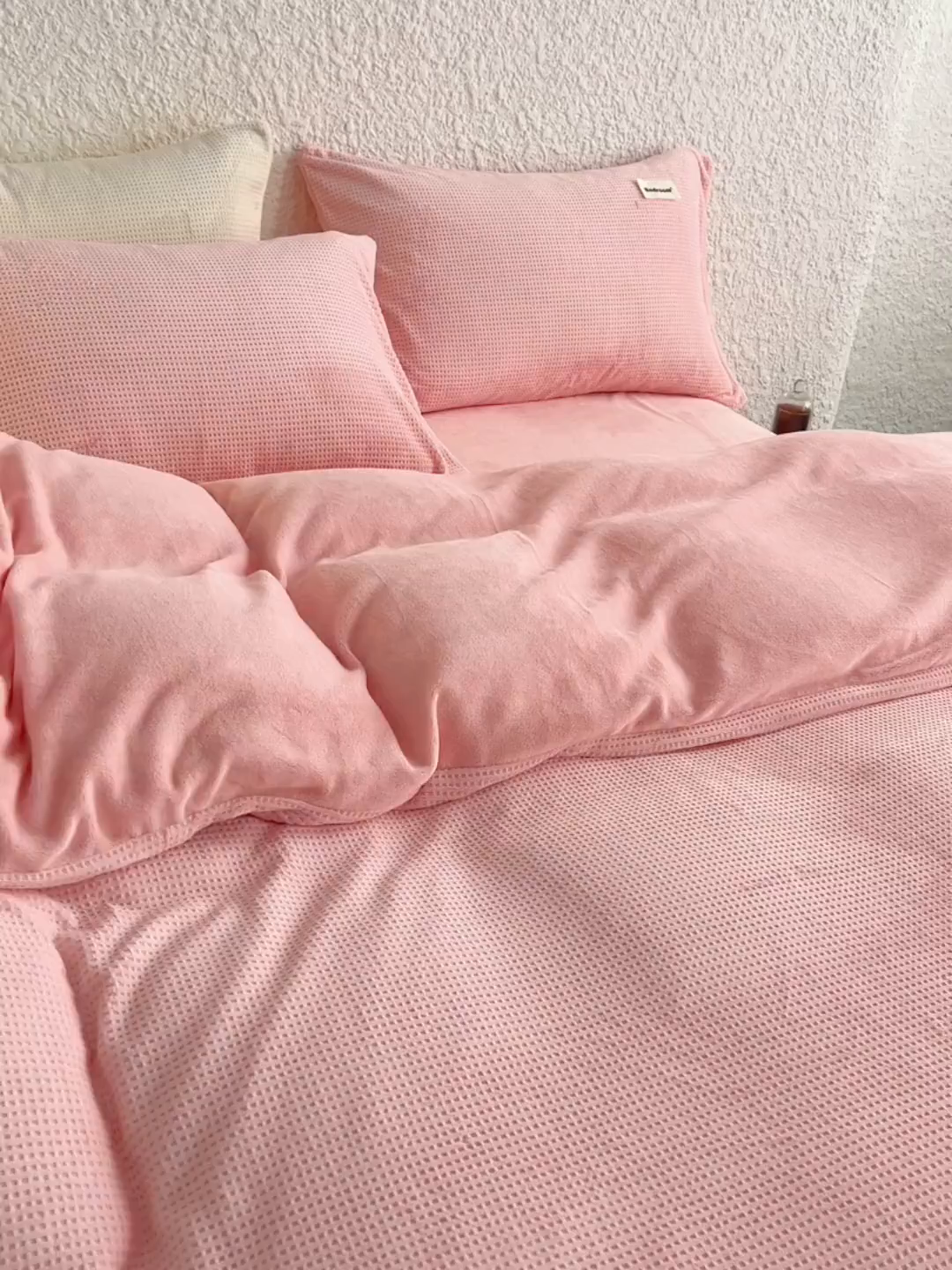 91家纺网 家纺一手货源 找家纺 眠博士 2025新款华夫格剪花牛奶绒加厚保暖四件套 华夫格剪花-粉色