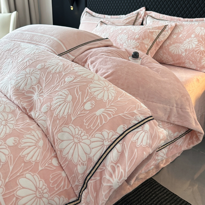 91家纺网 家纺一手货源 找家纺 （总）诺梵家纺 2025新款8.2斤宽边织带雕花绒牛奶绒四件套