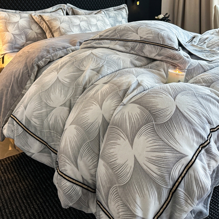 91家纺网 家纺一手货源 找家纺 （总）诺梵家纺 2025新款8.2斤宽边织带雕花绒牛奶绒四件套