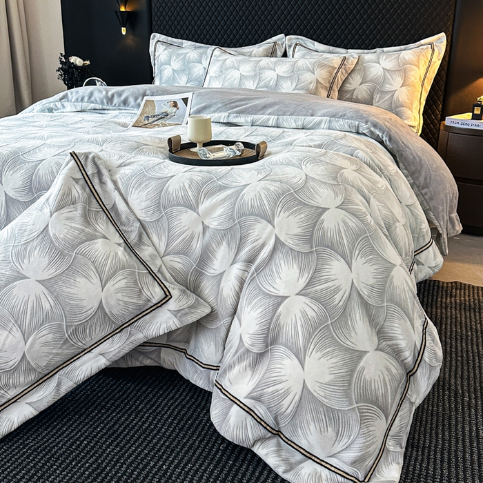 91家纺网 家纺一手货源 找家纺 （总）诺梵家纺 2025新款8.2斤宽边织带雕花绒牛奶绒四件套