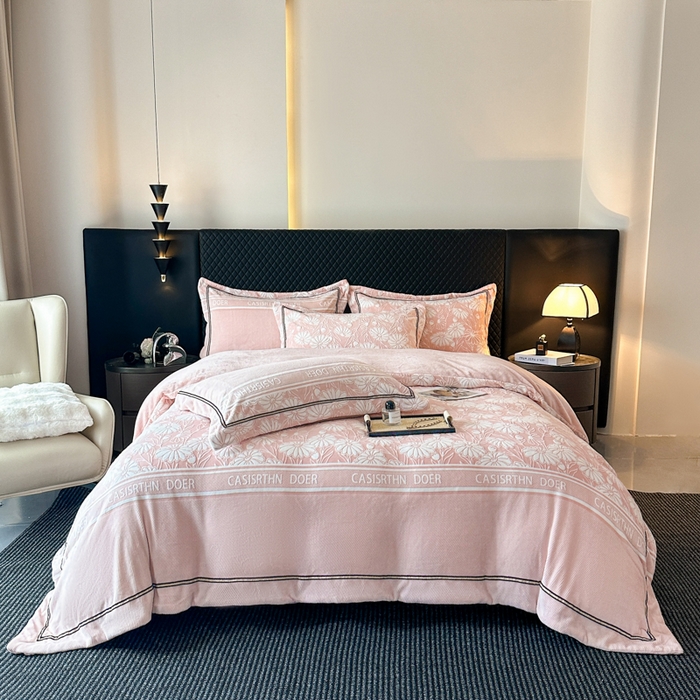 91家纺网 家纺一手货源 找家纺 诺梵家纺 2025新款8.2斤宽边织带雕花绒牛奶绒四件套 清雅-粉