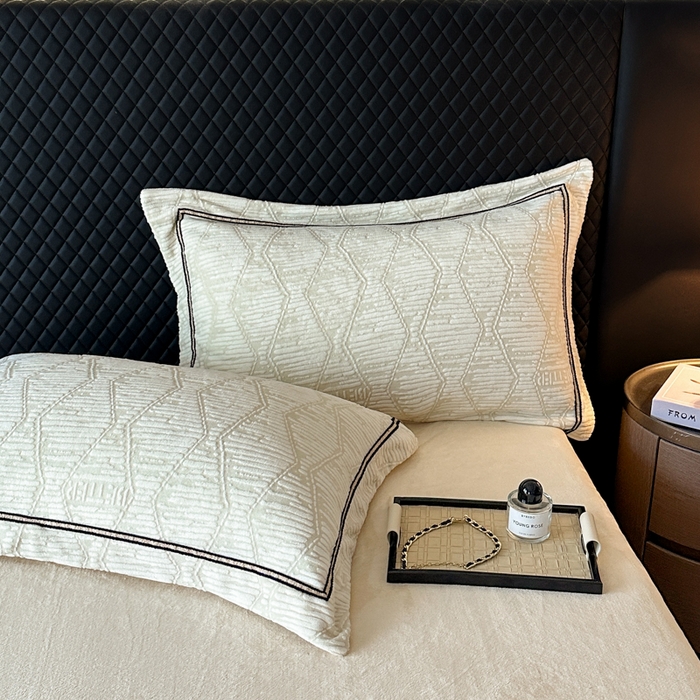 91家纺网 家纺一手货源 找家纺 诺梵家纺 2025新款8.2斤宽边织带雕花绒牛奶绒四件套 云烟-绿