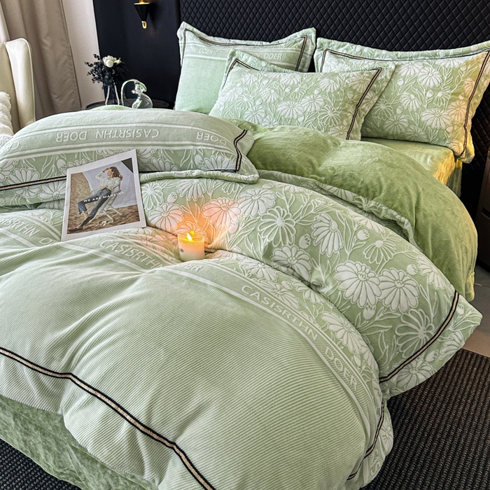 91家纺网 家纺一手货源 找家纺 诺梵家纺 2025新款8.2斤宽边织带雕花绒牛奶绒四件套 清雅-绿