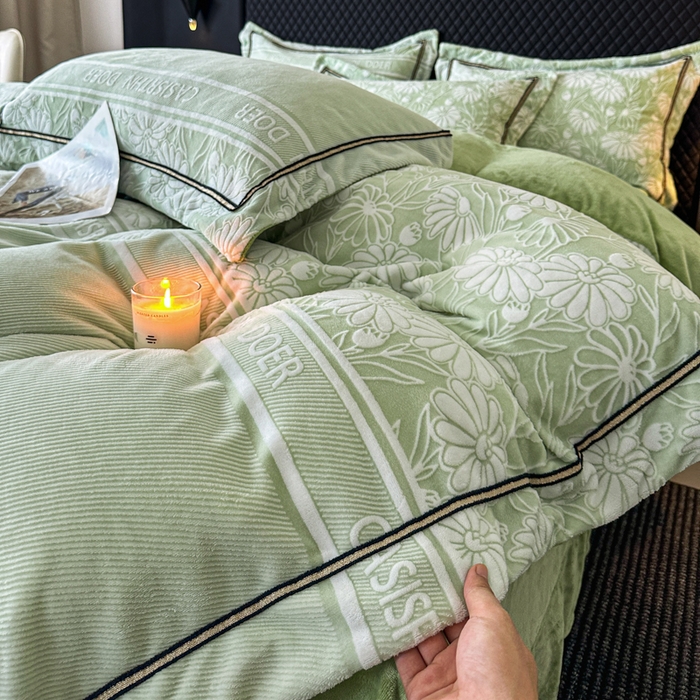 91家纺网 家纺一手货源 找家纺 诺梵家纺 2025新款8.2斤宽边织带雕花绒牛奶绒四件套 清雅-绿