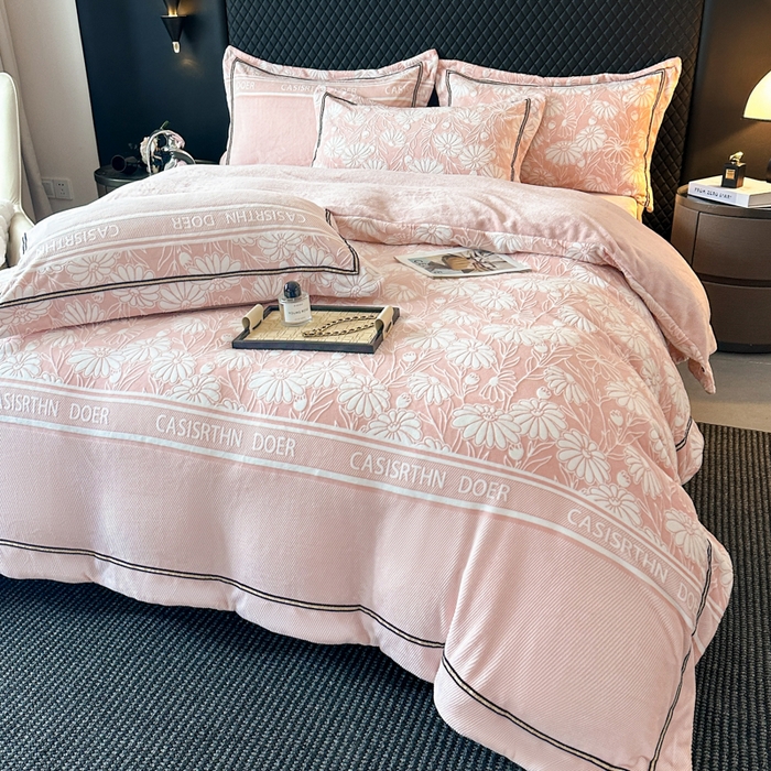 91家纺网 家纺一手货源 找家纺 诺梵家纺 2025新款8.2斤宽边织带雕花绒牛奶绒四件套 清雅-粉