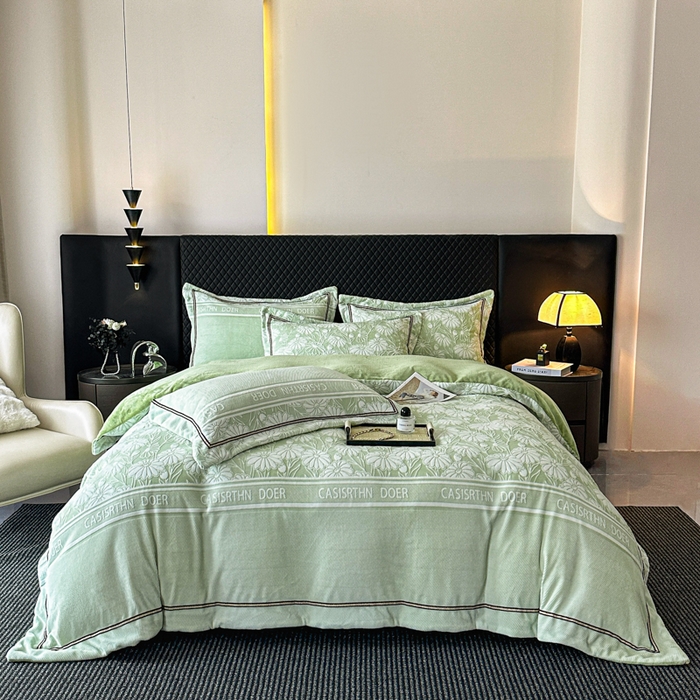 91家纺网 家纺一手货源 找家纺 诺梵家纺 2025新款8.2斤宽边织带雕花绒牛奶绒四件套 清雅-绿