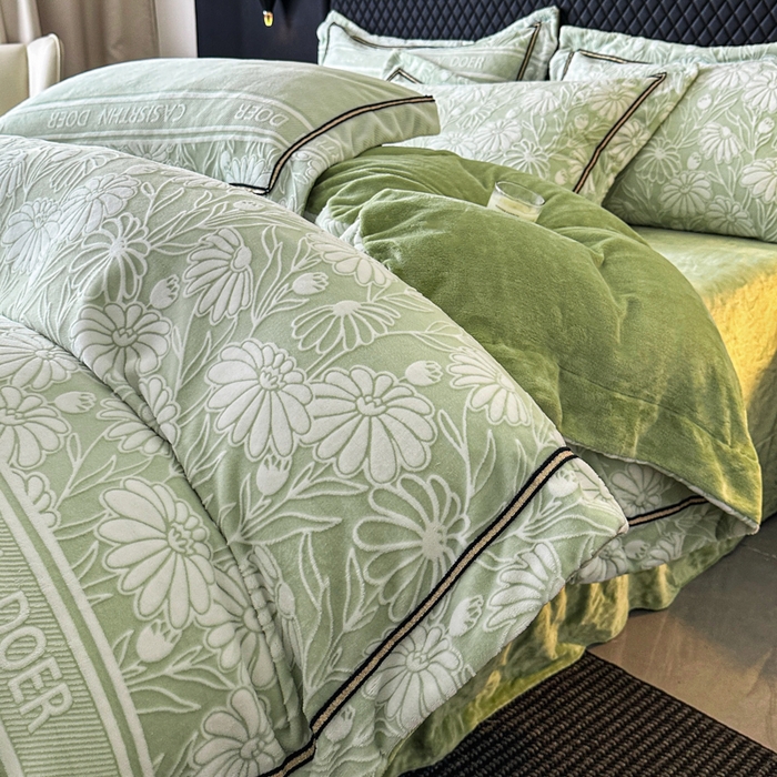 91家纺网 家纺一手货源 找家纺 （总）诺梵家纺 2025新款8.2斤宽边织带雕花绒牛奶绒四件套