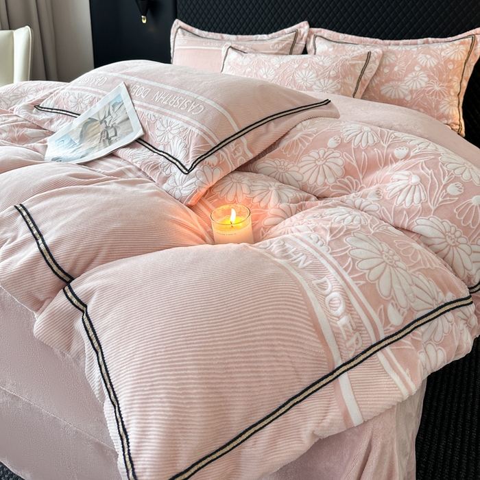 91家纺网 家纺一手货源 找家纺 诺梵家纺 2025新款8.2斤宽边织带雕花绒牛奶绒四件套 清雅-粉