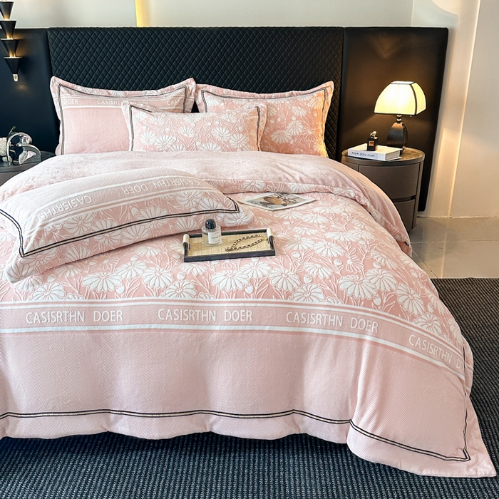 91家纺网 家纺一手货源 找家纺 诺梵家纺 2025新款8.2斤宽边织带雕花绒牛奶绒四件套 清雅-粉