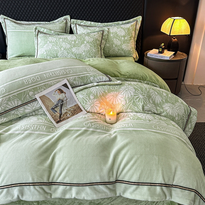 91家纺网 家纺一手货源 找家纺 诺梵家纺 2025新款8.2斤宽边织带雕花绒牛奶绒四件套 清雅-绿