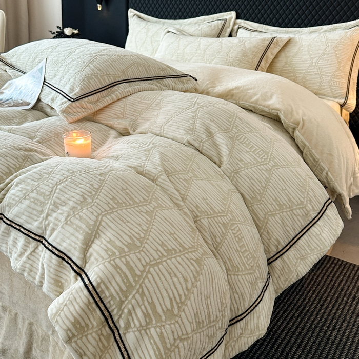 91家纺网 家纺一手货源 找家纺 诺梵家纺 2025新款8.2斤宽边织带雕花绒牛奶绒四件套 云烟-绿