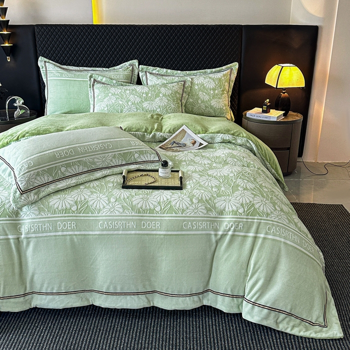 91家纺网 家纺一手货源 找家纺 诺梵家纺 2025新款8.2斤宽边织带雕花绒牛奶绒四件套 清雅-绿