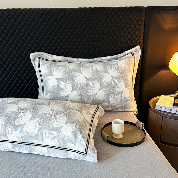 91家纺网 家纺一手货源 找家纺 （总）诺梵家纺 2025新款8.2斤宽边织带雕花绒牛奶绒四件套