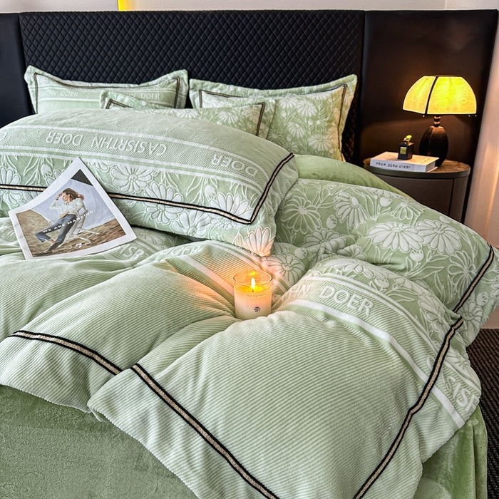 91家纺网 家纺一手货源 找家纺 诺梵家纺 2025新款8.2斤宽边织带雕花绒牛奶绒四件套 清雅-绿