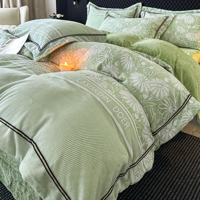 91家纺网 家纺一手货源 找家纺 诺梵家纺 2025新款8.2斤宽边织带雕花绒牛奶绒四件套 清雅-绿