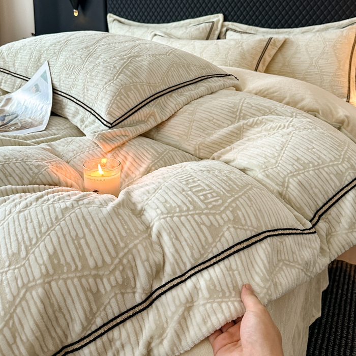 91家纺网 家纺一手货源 找家纺 诺梵家纺 2025新款8.2斤宽边织带雕花绒牛奶绒四件套 云烟-绿