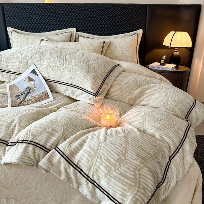 91家纺网 家纺一手货源 找家纺 诺梵家纺 2025新款8.2斤宽边织带雕花绒牛奶绒四件套 云烟-绿