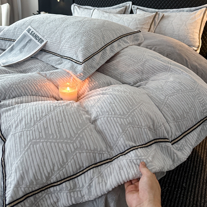 91家纺网 家纺一手货源 找家纺 诺梵家纺 2025新款8.2斤宽边织带雕花绒牛奶绒四件套 云烟-灰