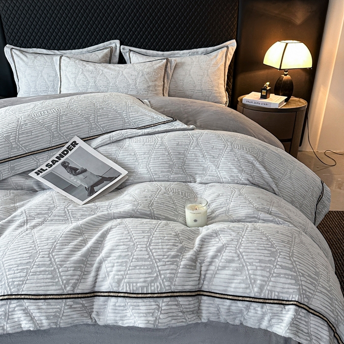 91家纺网 家纺一手货源 找家纺 诺梵家纺 2025新款8.2斤宽边织带雕花绒牛奶绒四件套 云烟-灰