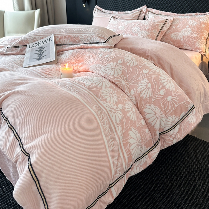 91家纺网 家纺一手货源 找家纺 诺梵家纺 2025新款8.2斤宽边织带雕花绒牛奶绒四件套 清雅-粉