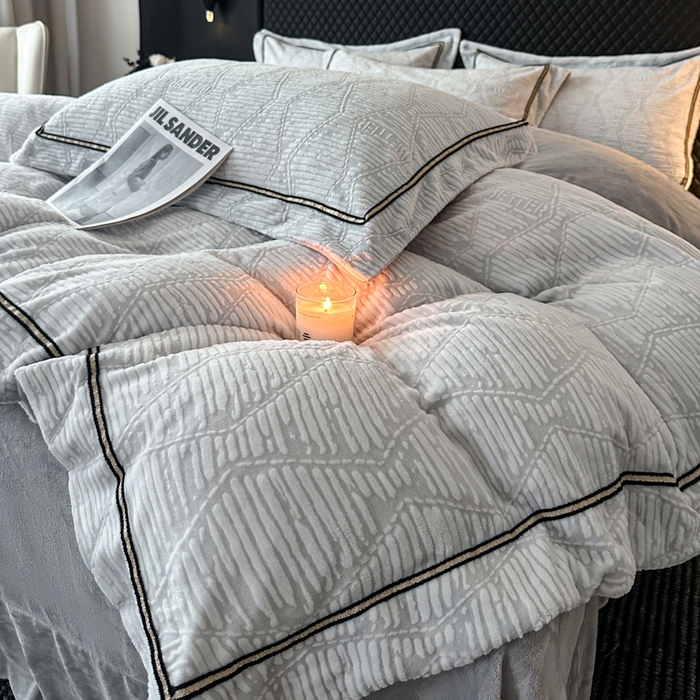 91家纺网 家纺一手货源 找家纺 诺梵家纺 2025新款8.2斤宽边织带雕花绒牛奶绒四件套 云烟-灰