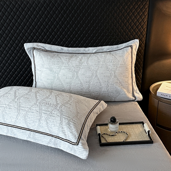 91家纺网 家纺一手货源 找家纺 诺梵家纺 2025新款8.2斤宽边织带雕花绒牛奶绒四件套 云烟-灰