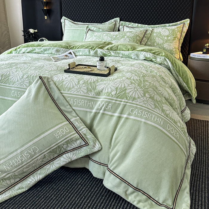 91家纺网 家纺一手货源 找家纺 诺梵家纺 2025新款8.2斤宽边织带雕花绒牛奶绒四件套 清雅-绿