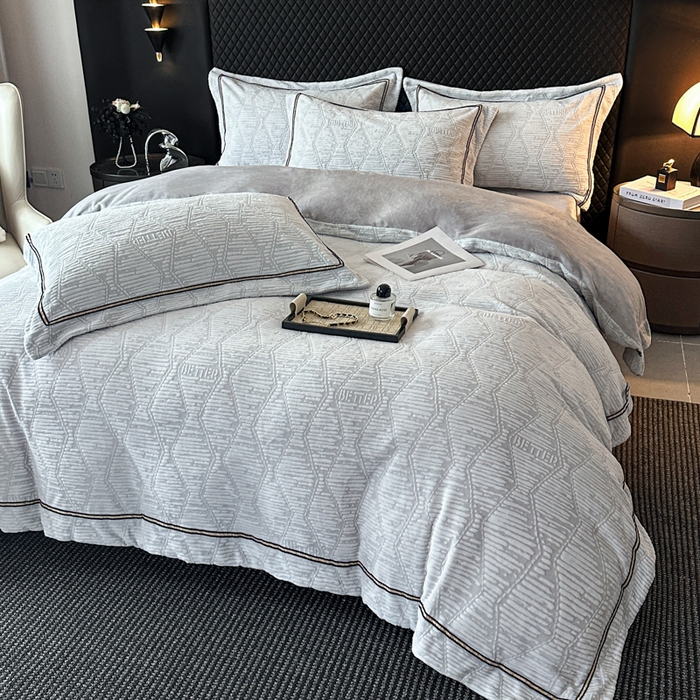 91家纺网 家纺一手货源 找家纺 诺梵家纺 2025新款8.2斤宽边织带雕花绒牛奶绒四件套 云烟-灰