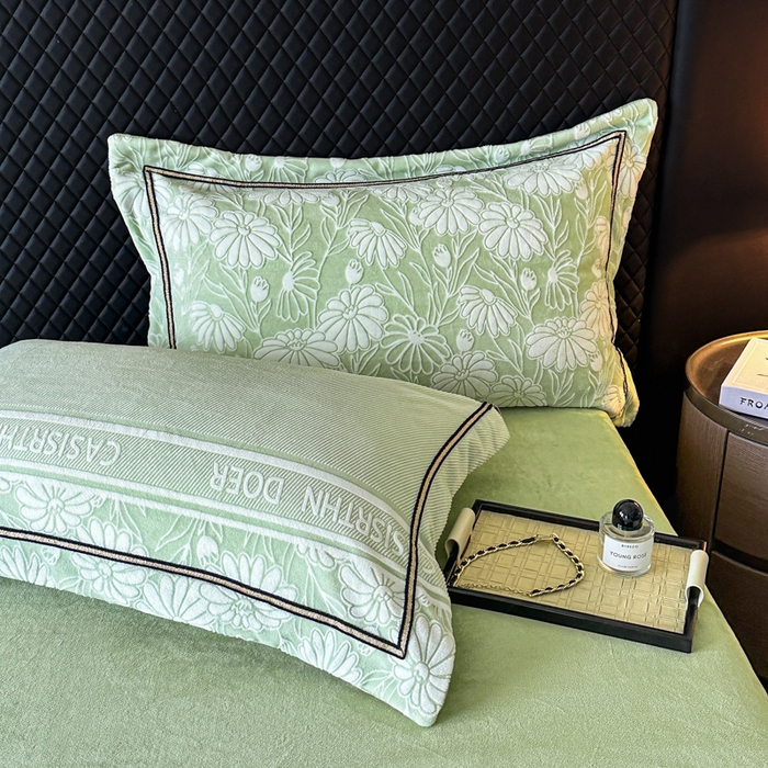 91家纺网 家纺一手货源 找家纺 诺梵家纺 2025新款8.2斤宽边织带雕花绒牛奶绒四件套 清雅-绿